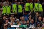 五味杂陈！东契奇罚球 独行侠球迷举大标语：Come Home！