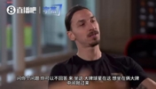 C罗晒与迷你罗合照，两人面对镜头秀肌肉，配文：&ldquo;还差点&rdquo;